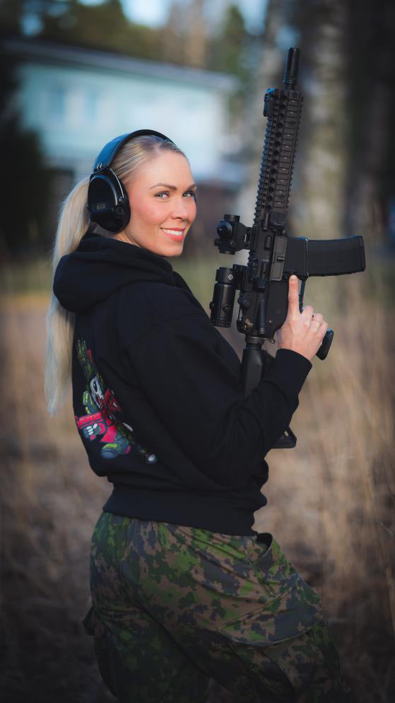 Potero Standard Tactical Kitty Collab Huppari, pystykuvassa